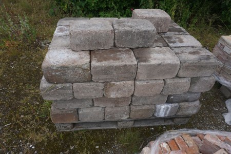 Pallet with stones. 28.5cm x 20.5cm x 14cm