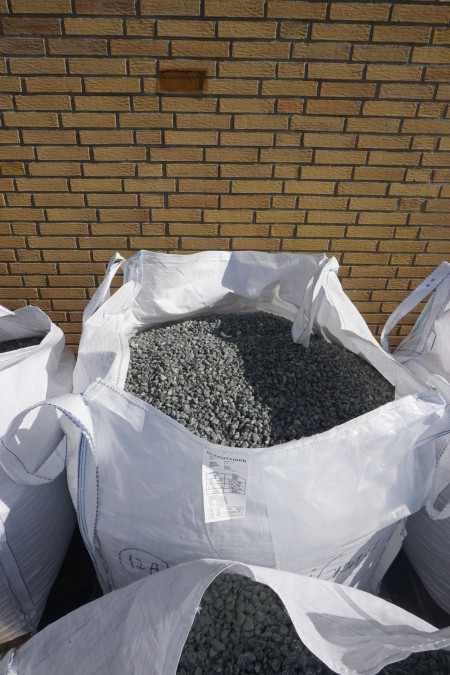Gray granite shards. 11/16. Ca. 1000kg.