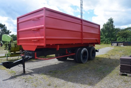 Grain cart in red. Cashier: 6 meters in length, 2 meters in width. With brakes and tips.