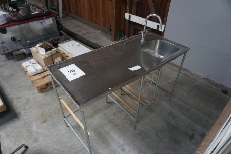 Tisch mit Spüle. Breite: 142 cm. Tiefe: 62 cm.