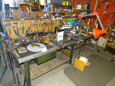 File bench with vice with various tools content of tools etc. minus grinding tools and other lot on board. 300x80x88 cm