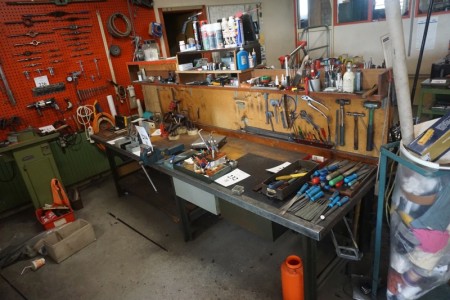 File bench with vice with various tools content of tools etc. minus other lot on board. 300x80x88 cm