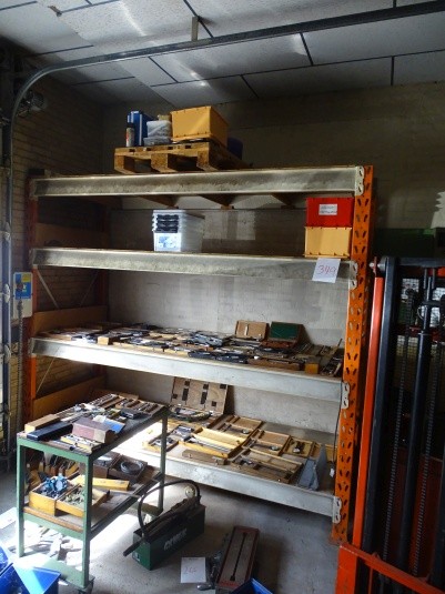 Pallet rack + pallet with various.