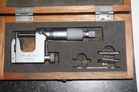 Mitutoyo micrometer screw 0.01 to 25 mm.