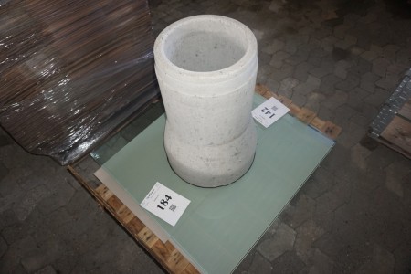 Garden table with concrete base and glass table top. 100x100 cm