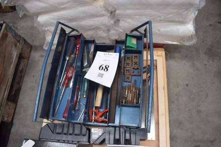 Værktøjskasse med værktøj, plus boremaskine og kompressor