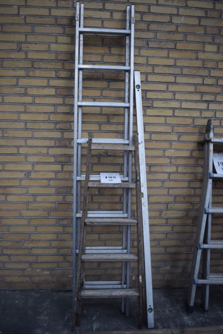 Alustige, wooden ladder and spirit level inserted from bankruptcy estate