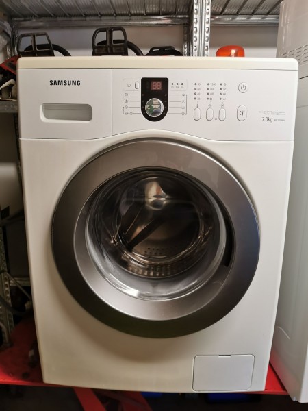 Waschmaschine Samsung und Schirmtrockner stehen - ok