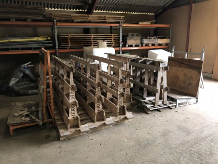 Various pallets for glass.