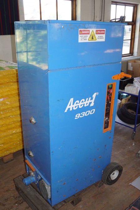 Insulating machine on wheels, labeled. ACCU 9300 weight 130 kg. W: 56 x D: 72 x H: 161 cm. Supply hourly rate: 43 m3, 3 channel wireless remote control, without hoses.