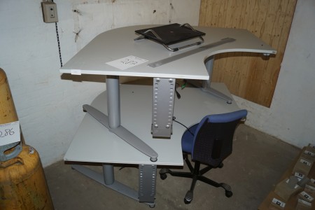 2 pcs Electric Raise / Lower tables condition unknown. Width 200 cm