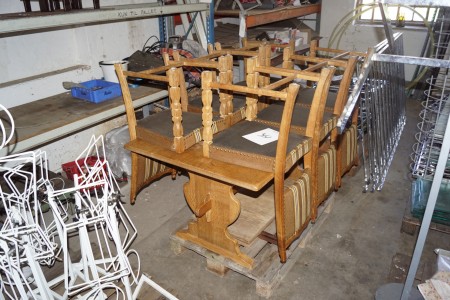 Egetræsbord 160x70x90 cm med 2 tillægsplader og 6 stole.