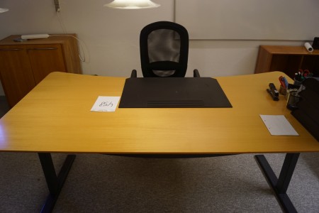 Hæve/sænkebord 200x110 cm med stol.