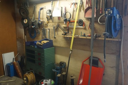Tafel mit Werkzeugen + Verschiedenes in der Ecke