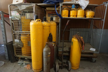 2 transport cages with gas bottles.