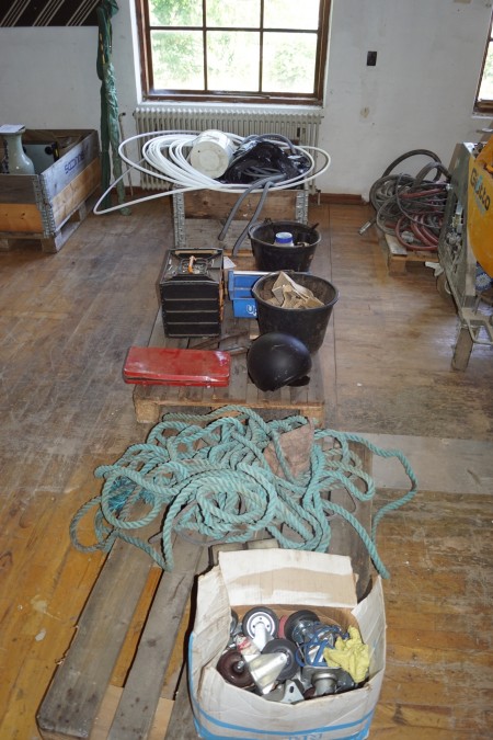 3 pallets with flex hoses + tools + wheels, and more