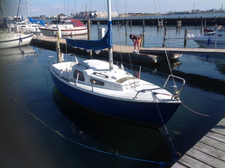 Junker 22 fiberglass sailboat Outboard Johnson 5 hp, located in the water NOTE ANOTHER ADDRESS