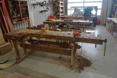 Planing bench without content.