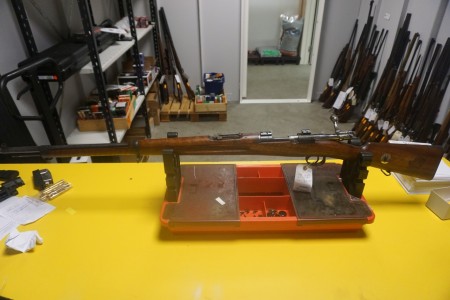 Gewehr Carl Gustav Kaliber 6.5X55 Waffennummer 101811. Lauflänge 72 cm Gesamtlänge 125 cm Vollausleger.