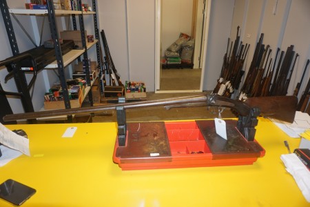 Hanegevær, Med underluk, Kaliber 12-70 løbslængde 77 cm Totallængde 120 cm