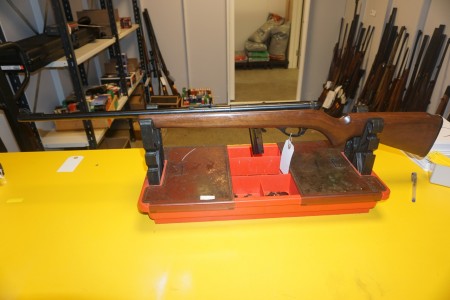 Sallonriffel med magasin og kikkert Kaliber 22LR Våbennummer A564983 Armscor precision model 20P Løbslængde 70 Totallængde 103 cm