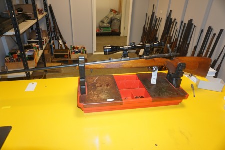 Gewehr Mauser Kaliber 8X57 Waffe Nummer 8665. Mit Tasco 4X40 Visier Fernglas Lauflänge 58 cm Gesamtlänge 114 cm