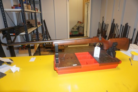 Salonriffel Otterup Kaliber 22LR  våbennummer 6836. Løbslængde 80 cm Totallængde 110 cm Bundstykke?