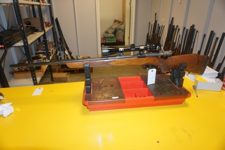 Rifle Husqvarna Caliber 6.5X55 With Jaguar scope 3-9X40WA weapon number 693831. Running length 72 cm Total length 111 cm