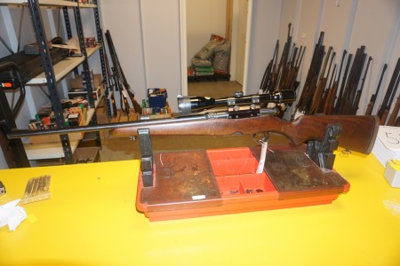 Rifle Savage Caliber 30.30 gun number 129161. With Jaguar 4X40 Binoculars Running length 70 cm Total length 104 cm
