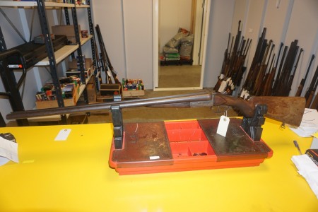Shotgun S / S Kaliber 12-70 Nummer 3297 Lauflänge 70 cm Gesamtlänge 111 cm Stand: Under medium