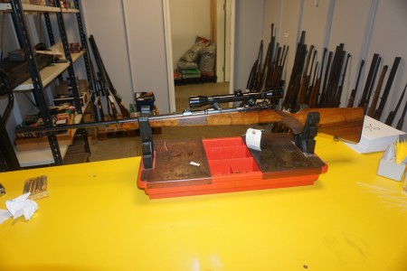 Riffel Mauser 8x57 våbennummer 22577. Løbslængde 79 cm Totallængde 113 cm med kikkertsigte Sterling