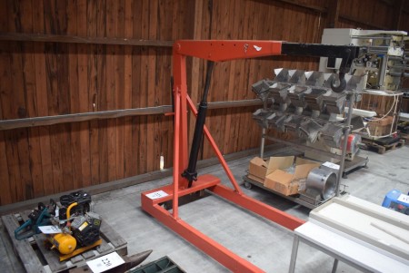 Transportable Workshop Crane (Orange / Hydraulic) for up to 1.5 tonnes and a large distance between legs in the undercarriage so that it can run over an EU pallet or US-Pallet._x000D_ Max lift height 3.5 m. 