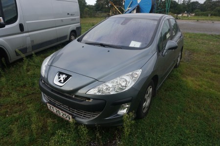 PEUGEOT 308 1.6I 5D. REGISTERED January 14, 2009. NEXT VIEW January 29, 2021. Note damage to the front of the car.