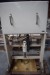 Hugs & Grebe Vakuumiermaschine mit Kassette für vorgefertigten Vakuumbeutel mit Räucherlachs oder Speck, Würstchen oder Käsestücken._x000D_ Kann während des Verpackungsprozesses automatisch CO2 oder Stickstoff absaugen und hinzufügen, bevor die Maschine 5