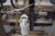 Krammer & Grebe Vacuumpakkermaskine  med kassettebånd for prefabrikkeret vacuumposer med røget laks eller bacon,  pølser  eller ostestykker.  Kan både vacuummere og tilsætte CO2 eller Nitrogen automatisk under pakkeprocessen før maskinen svejselukker 5 po