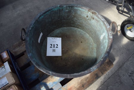 Copper tub. D: 67 h: 32cm.