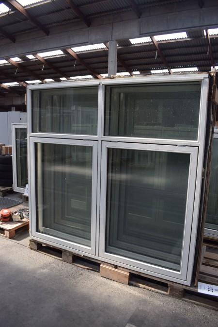 1 piece window part wood / aluminum wide: 188.5cm, height: 178cm.