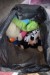 2 Taschen mit Teddybären, ein Puppenbett + verschiedene Spielsachen.