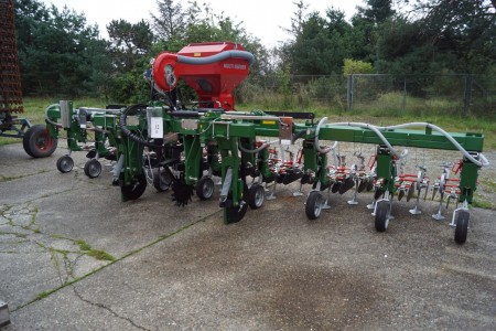 Thyregod multi seeder TRV row cleaner with seed sowing equipment. 6 m with folding, 24 rows a. 25 cm. Year: 2014, with s teeth, hydraulic folding See description for more info