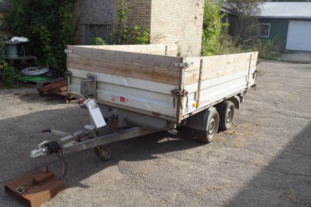 Humbaur Boogie trailer reg nr: NR 8423 total 2500 kg last 1750 kg med tip, med fjernbetjening, stand på batteri er ukendt
