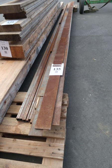 Flat iron and square iron. 6 meters 5x120 mm, length 600 cm. 18 meters 5x100 mm, length 600 cm. 18 meters 20x30 mm, length 600 cm. 21.1 meters 30x40 mm, length 1/310, 3/600 cm. 4.8 meters 25x25 mm, length 480 cm