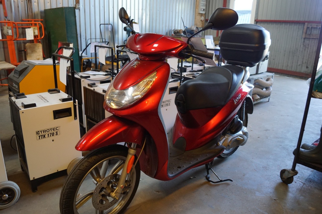Peugeot Scooter Looxor 45 former Nv 138 km 1032 with new battery - KJ Auktion - auctions