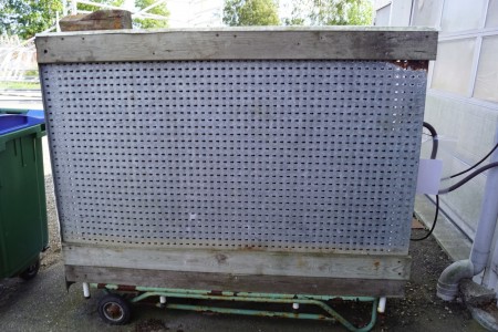Stempelkompressor Mærke Stenhøj indbygget i kasse til udendørs brug, på vogn.