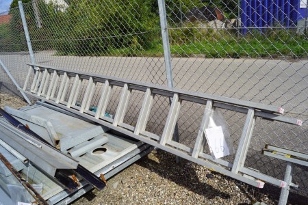 8 meters of pull-out aluminum ladder.