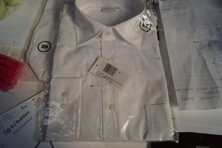 Weiße Uniform Kurz- und Langarmhemden für Herren, einige mit und andere ohne Schultergurt. 480 Größe 36 bis 42.