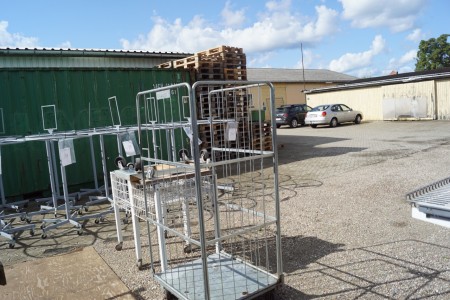 Various wire cage wagon