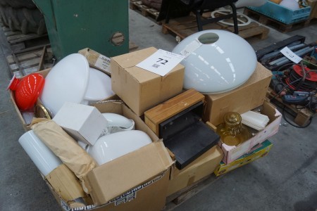 Many lamps and lamp accessories. Unter anderem Holmegaard