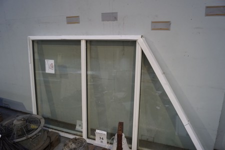 Fenster. 244 x 158 x 138,5 cm.