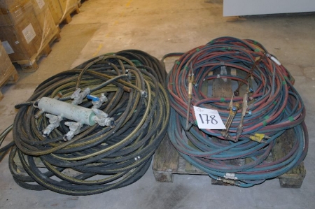 Pallet with oxygen / gas hoses + blowtorch + pallet with air hose + air distributor.