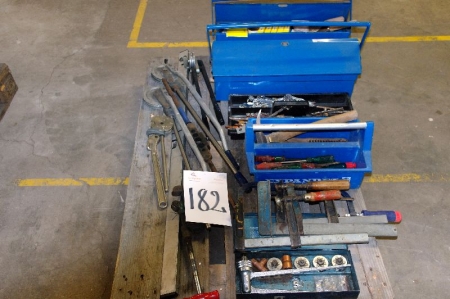 Pallet including various tools + clamps + bending + toolbox with content